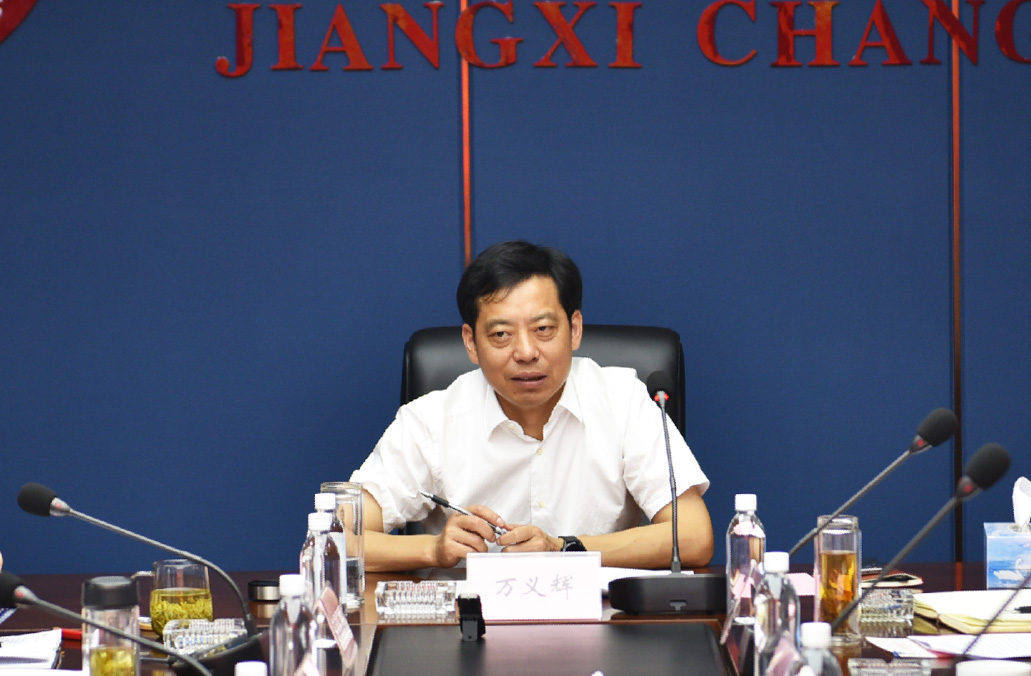 南昌市政公用集團(tuán)黨委副書(shū)記、總經(jīng)理萬(wàn)義輝一行調(diào)研江西長(zhǎng)運(yùn)