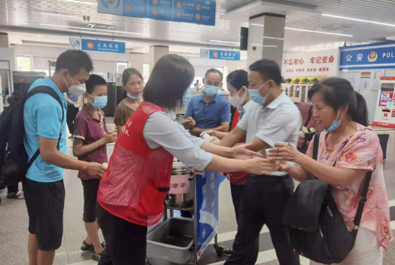 都市城際公交 開展 “我為群眾辦實事，夏日炎炎送清涼”活動