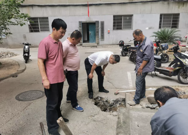 長鴻物業(yè)：為民辦實(shí)事 及時疏通下水道
