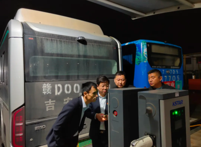 吉安公交 開(kāi)展充電站場(chǎng)夜間巡查