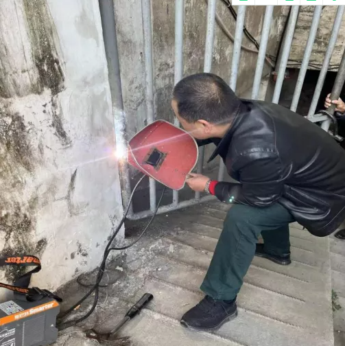 長運(yùn)物業(yè)：暖心修鐵門 商戶出行有保障