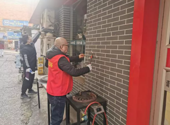 一線報(bào)道 || 長鴻物業(yè):全面清理轄區(qū)內(nèi)小廣告 助力文明創(chuàng)建