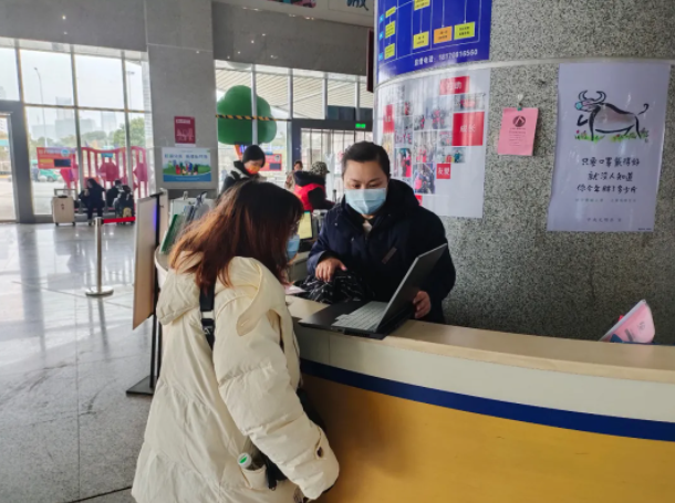 都市城際公交:站務(wù)員拾金不昧 筆記本電腦物歸原主