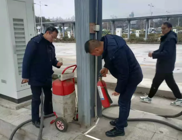 1月29日，南昌市迎來(lái)2022年第一場(chǎng)降雪。為進(jìn)一步防范雨、雪、冰凍等惡劣天氣對(duì)道路旅客運(yùn)輸?shù)牟焕绊?，避免各?xiàng)安全生產(chǎn)事故，都市城際公交成立了四個(gè)安全檢查組一早趕赴現(xiàn)場(chǎng)，對(duì)各單位應(yīng)對(duì)雨、雪寒潮天氣安全防范責(zé)任、防范措施的落實(shí)情況進(jìn)行督導(dǎo)檢查。檢查組重點(diǎn)對(duì)車輛安全例檢操作流程、車輛安全技術(shù)狀況，駕駛員從業(yè)資格證以及車輛