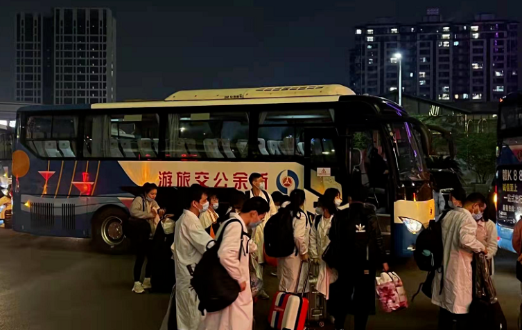 江西長運(yùn)74臺(tái)大巴載著3800名“白衣天使”連夜馳援南昌