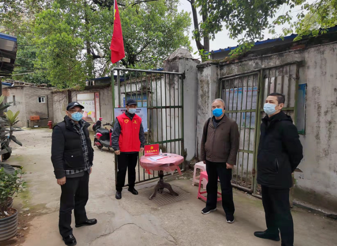戴豪贛督導(dǎo)長(zhǎng)鴻物業(yè)社區(qū)卡點(diǎn)防疫工作