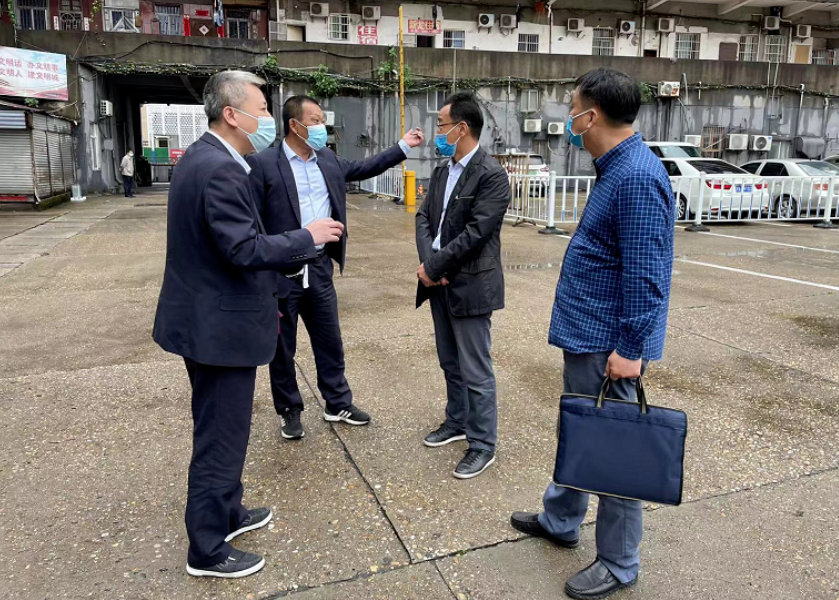 穆孫祥一行深入長(zhǎng)運(yùn)出租、都市城際公交青山客運(yùn)分公司、加油站督導(dǎo)疫情防控工作