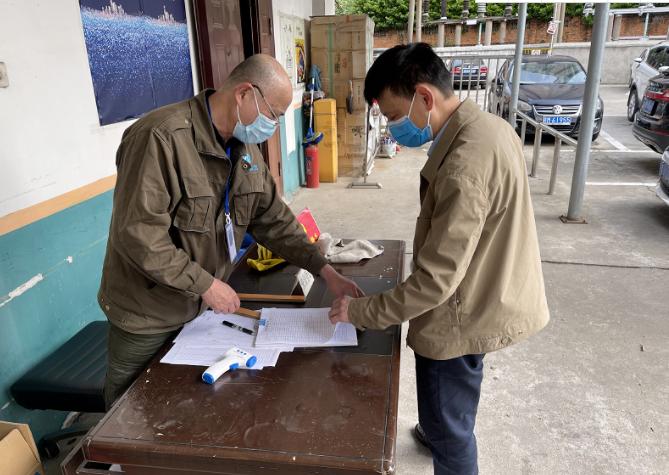 黃俊督導(dǎo)長鴻物業(yè)、長運(yùn)出租、都市城際公交疫情防控工作