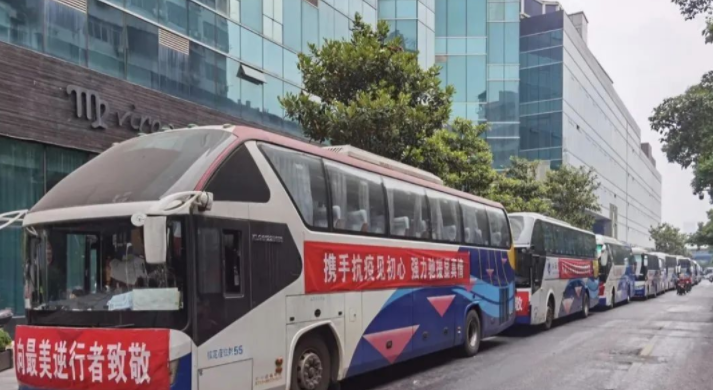 都市城際公交：運(yùn)送醫(yī)護(hù)人員 支援核酸檢測