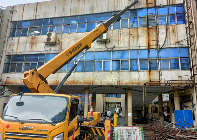 長運物業(yè):拆除戶外廣告牌 消除安全隱患