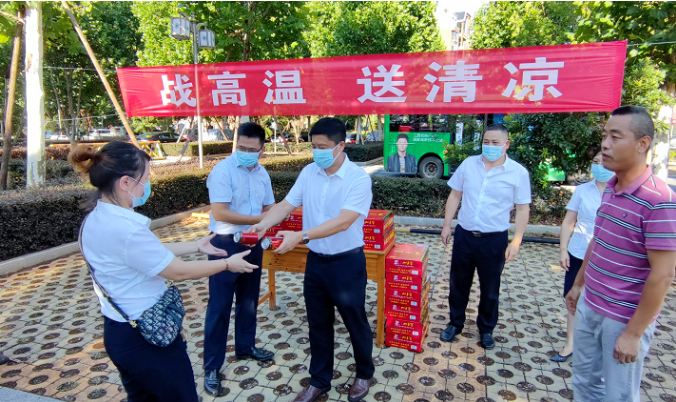 占梁慰問鷹潭長運、鷹潭公交一線職工 肖良芝陪同