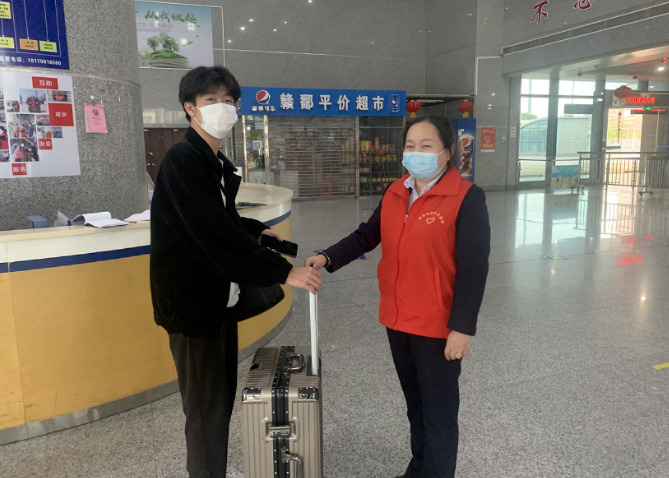 都市城際公交：站、車聯(lián)手尋失物 旅客領(lǐng)回樂開花