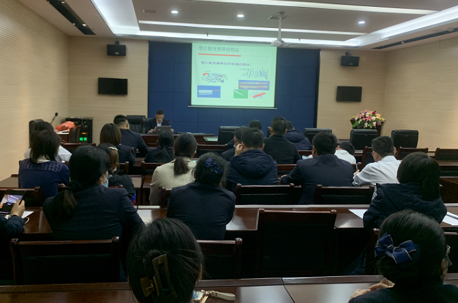 都市城際公交:開展“三品”安檢員理論知識(shí)培訓(xùn)