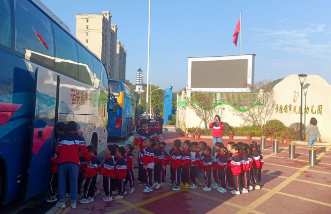景德鎮(zhèn)長(zhǎng)運(yùn)：護(hù)航童心 運(yùn)送幼兒赴科技館觀摩學(xué)習(xí)