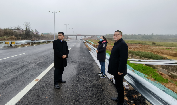 肖良芝帶隊現(xiàn)場查勘、研究余信貴大橋開通公交車事宜
