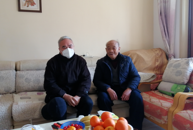 張小平、戴豪贛、黃俊、劉志堅(jiān)慰問困難職工