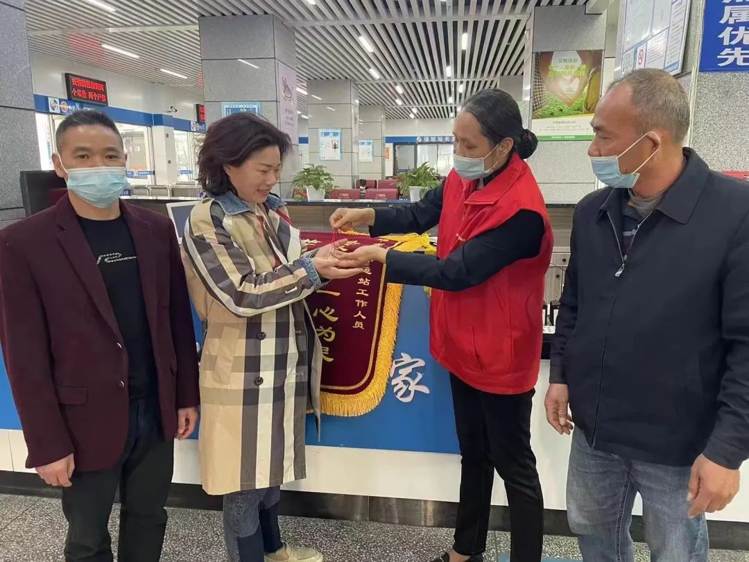 都市城際公交：誠實可信美名揚(yáng) 拾金不昧品德高