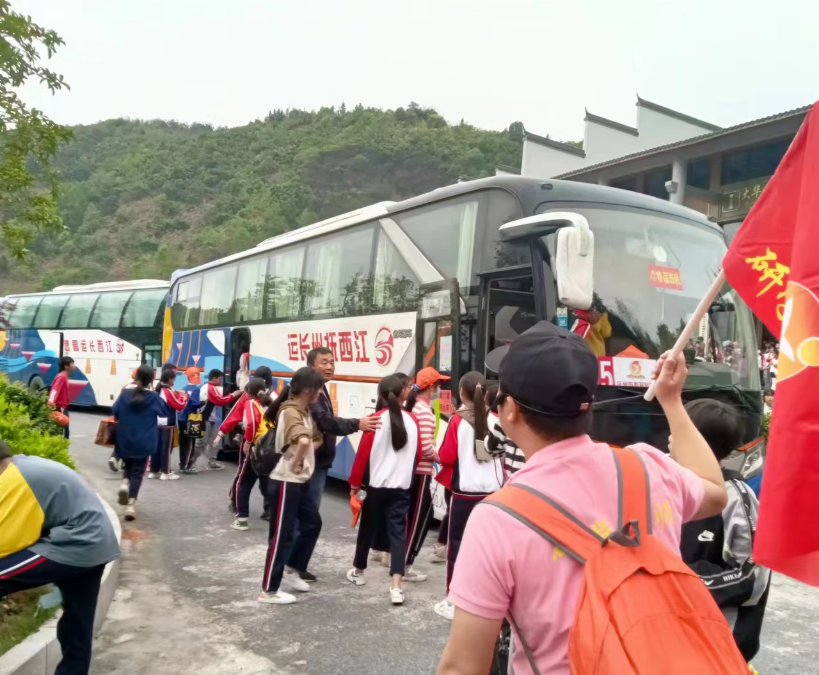 撫州長運(yùn)：崇仁分公司為研學(xué)游活動(dòng)安全護(hù)航