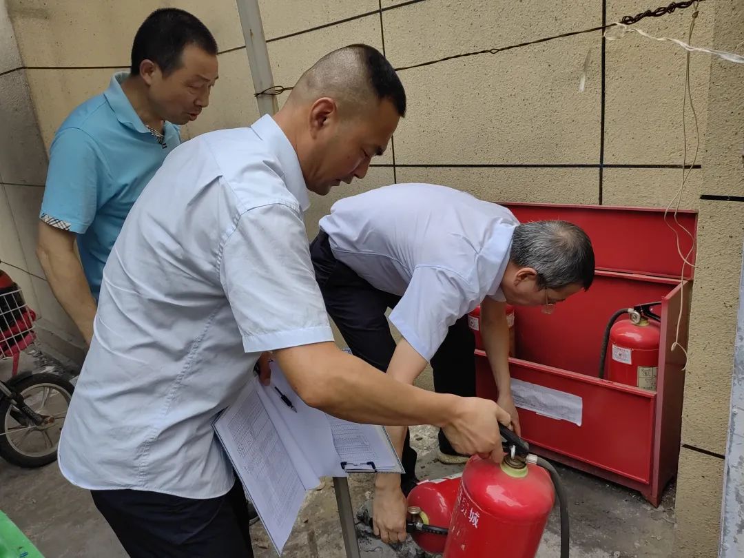 長(zhǎng)運(yùn)物業(yè) 商城分公司對(duì)滅火器開(kāi)展“體檢”
