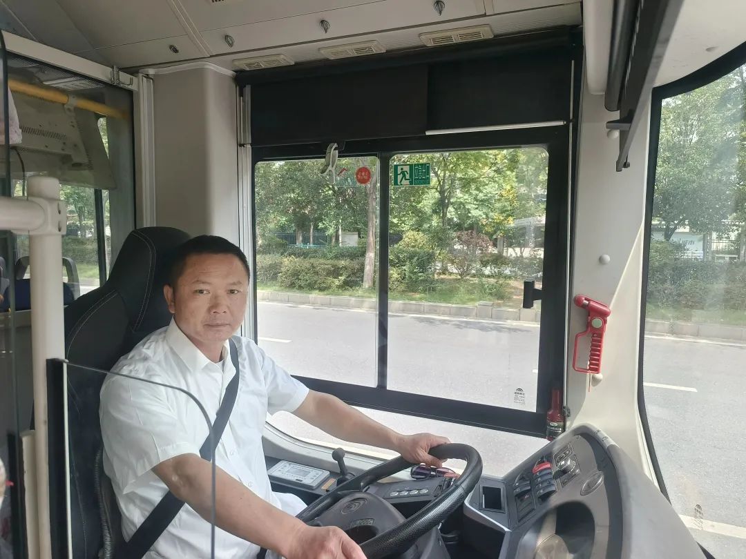 新余公交:小學(xué)生乘車睡過(guò)站 暖心司機(jī)送回家