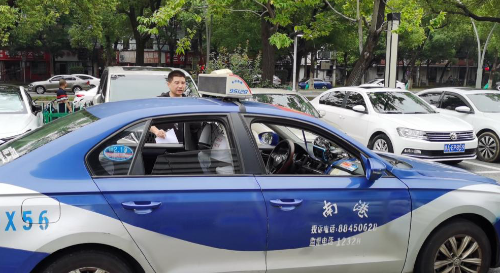 都市城際公交 南昌港公司開展巡游出租車運(yùn)營(yíng)形象大提升行動(dòng)專項(xiàng)檢查