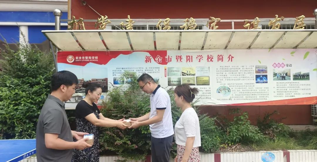 新余公交：優(yōu)質(zhì)服務(wù)進(jìn)校園，送卡上門暖人心