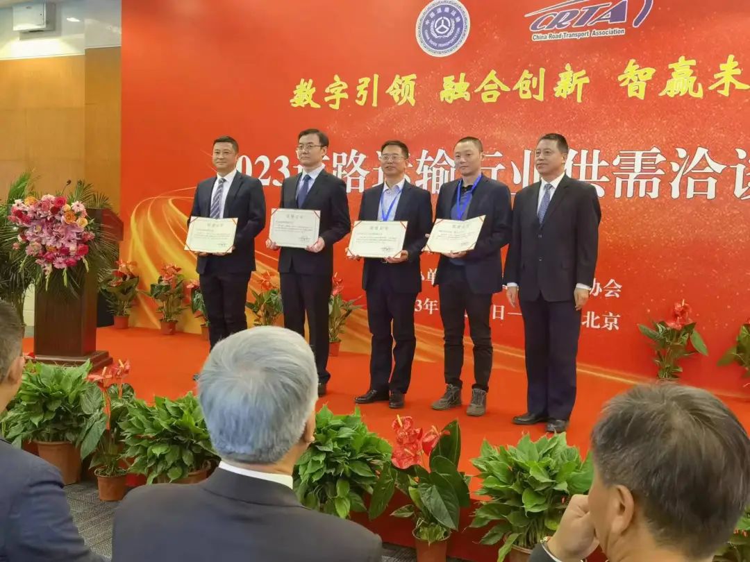“贛悅行”平臺成功入選中國道路運輸行業(yè)定制客運服務(wù)品牌 王曉出席會議、占梁登臺領(lǐng)獎