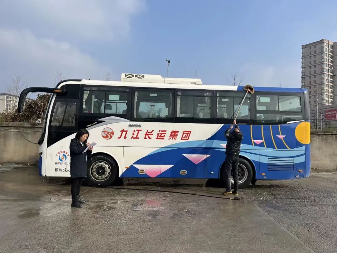 九江長(zhǎng)運(yùn) 檢查車輛衛(wèi)生 提升服務(wù)質(zhì)量