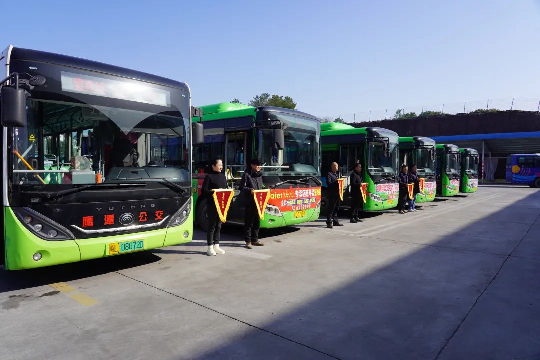 鷹潭公交舉行鷹潭市“最美公交線路、最美公交駕駛員”授旗（標(biāo)）儀式