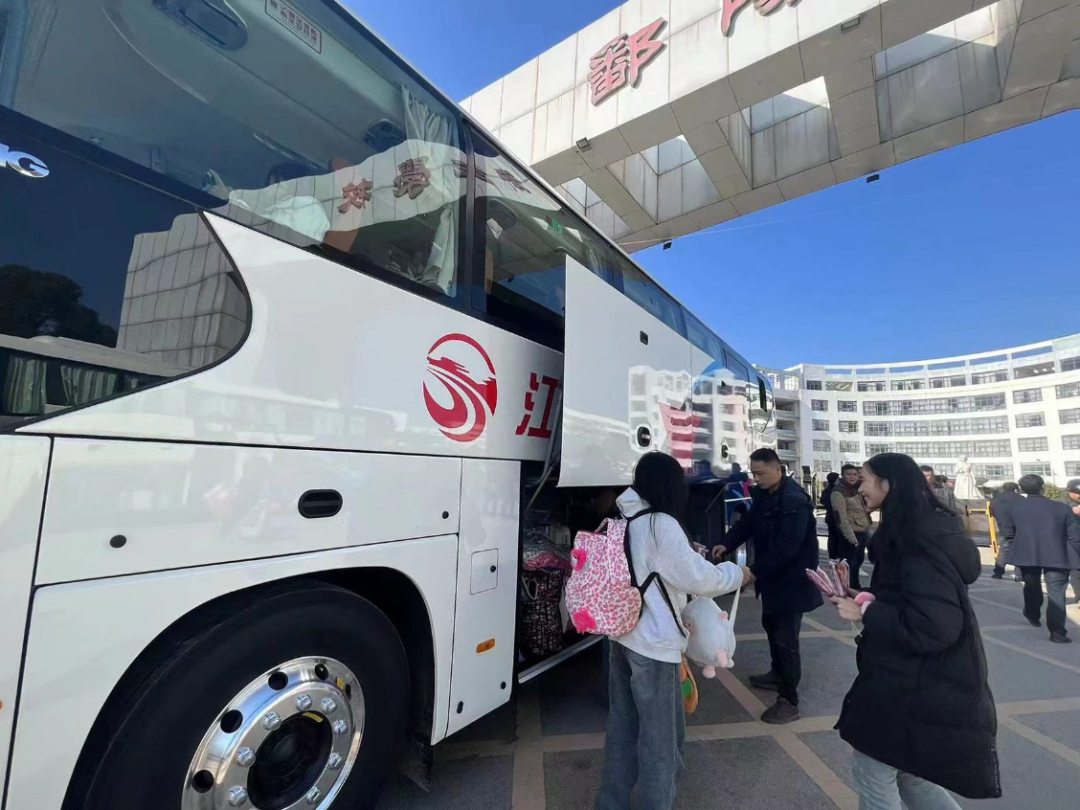 鄱陽長運：開通學(xué)子返鄉(xiāng)直通車 精準(zhǔn)護航學(xué)子回家路
