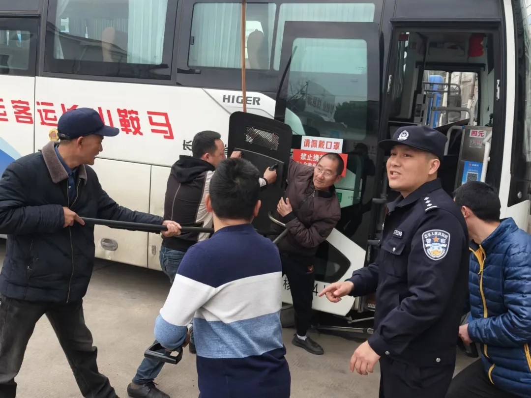 馬鞍山長客客運分公司博望車隊開展反恐應(yīng)急演練