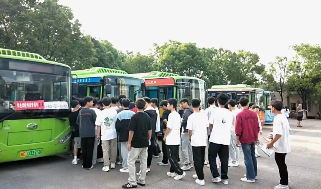 上饒汽運:萬年公交圓滿完成學業(yè)水平測試運輸工作