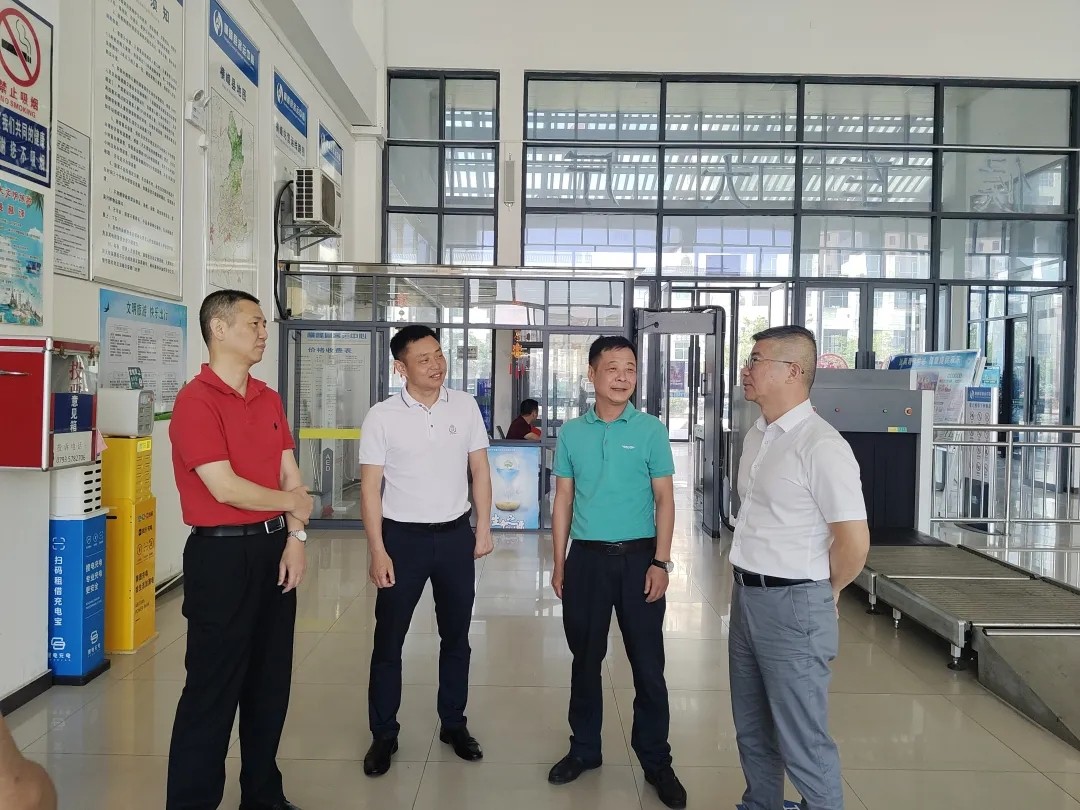 胡勁松一行檢查上饒汽運(yùn)、鷹潭公司安全生產(chǎn)工作