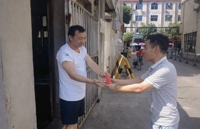 撫州長運:夏日送關(guān)懷 西瓜甜入心