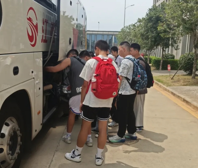 都市城際公交:承接中國(guó)航空學(xué)會(huì)雛鷹啟航計(jì)劃活動(dòng)保障用車(chē)業(yè)務(wù)