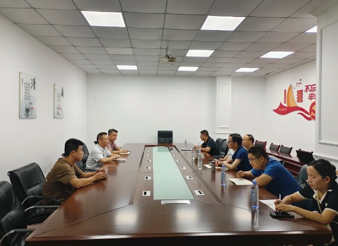 9月19日，江西省交通運輸執(zhí)法局副局長朱國英一行前往景德鎮(zhèn)長運開展執(zhí)法監(jiān)督與調(diào)研工作，景德鎮(zhèn)市交通執(zhí)法支隊隊長于盛穎等陪同。調(diào)研會上，景德鎮(zhèn)長運董事長程鵬匯報了公司安全生產(chǎn)、配合打擊黑車及市場秩序維護情況。朱國英要求景德鎮(zhèn)長運建立獎勵機制，鼓勵駕駛員參與監(jiān)督，共護市場秩序；同時加強節(jié)日安全生產(chǎn)，確保假期安全形勢穩(wěn)定。