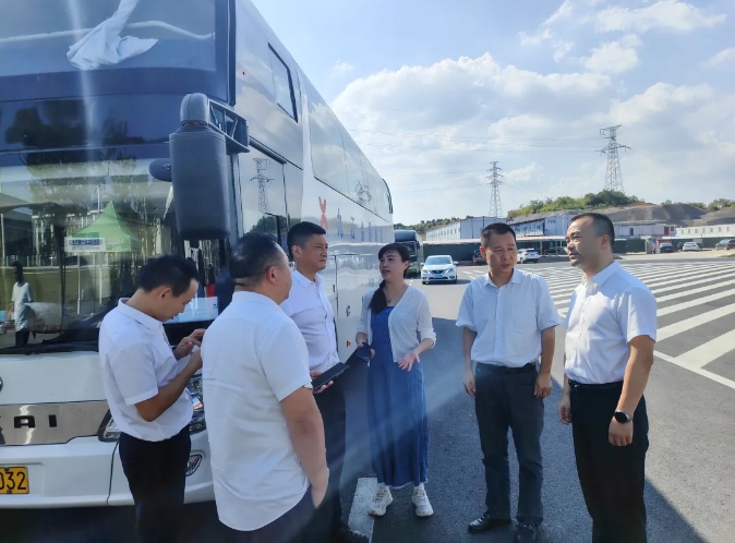 劉磊、占梁督導(dǎo)九江長(zhǎng)運(yùn)校園直通車工作