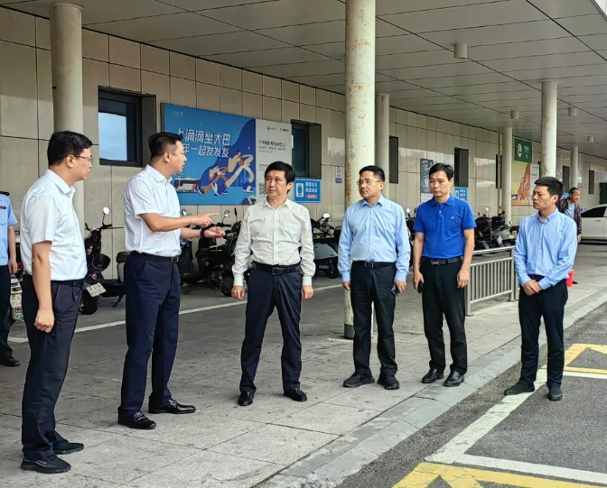 上饒市委領(lǐng)導(dǎo)調(diào)研國(guó)慶假期旅游定制班線運(yùn)行情況