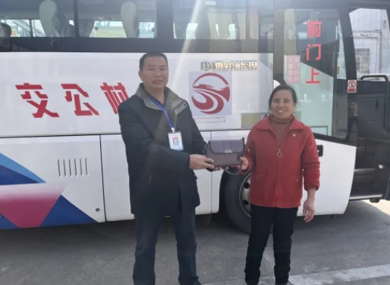 撫州長運(yùn)：寒冬拾金不昧 溫暖乘客回家路