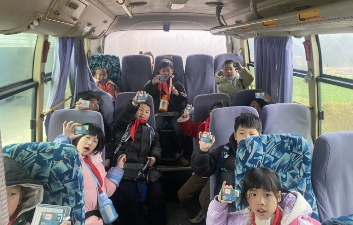 上饒汽運:鎮(zhèn)村公交學(xué)生乘車卡上線 獲家長好評