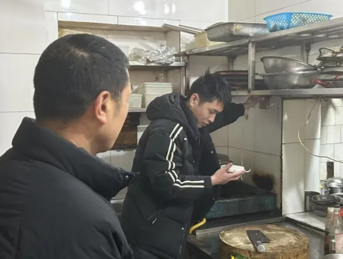 長(zhǎng)運(yùn)物業(yè)：深入轄區(qū)沿街店鋪 開展消防安全檢查宣傳