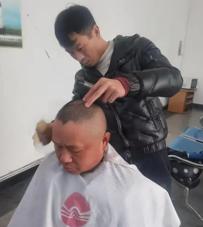 暖新聞 || 黃山長(zhǎng)運(yùn)：青春“發(fā)”光：祁門(mén)公交小伙的暖心義剪