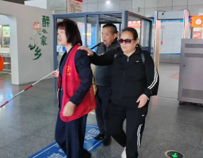 暖新聞 || 上饒汽運(yùn)：一句“跟我走”溫暖了盲人夫婦