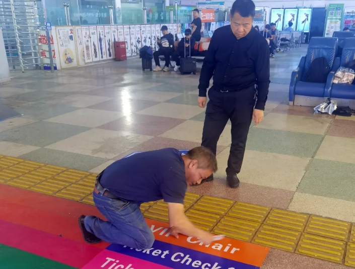 景德鎮(zhèn)長(zhǎng)運(yùn)：車(chē)站助力申遺 更換雙語(yǔ)標(biāo)識(shí)