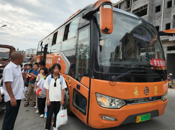 撫州長運(yùn)：雙向接送服務(wù) 安全員護(hù)航上學(xué)路