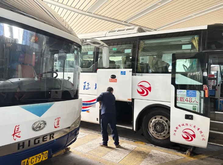 江西長(zhǎng)運(yùn)調(diào)配12臺(tái)大巴保障南昌馬拉松志愿者運(yùn)輸