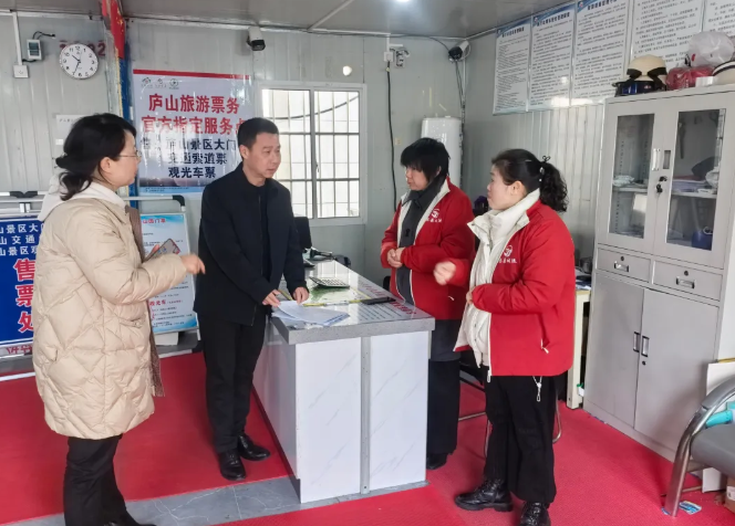 九江長(zhǎng)運(yùn):督導(dǎo)廬山高鐵站至索道專線站點(diǎn)運(yùn)輸保障工作