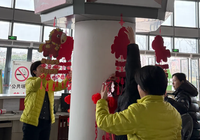 馬鞍山長客：開展新春環(huán)境布置工作